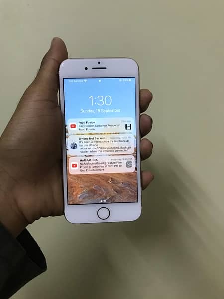 iphone 7 gold colour mnt condition 2