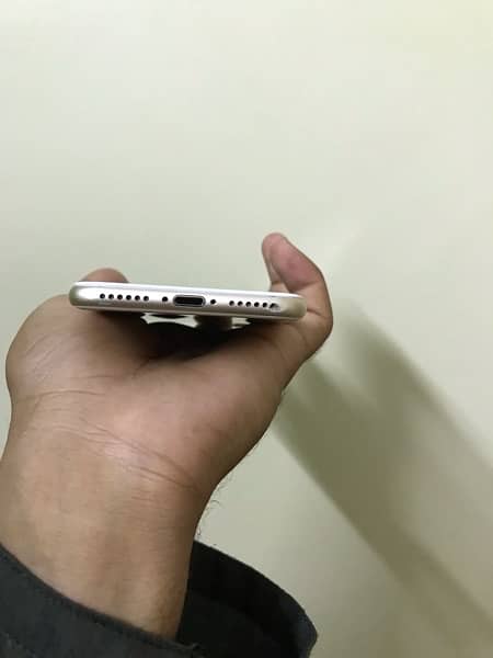 iphone 7 gold colour mnt condition 5