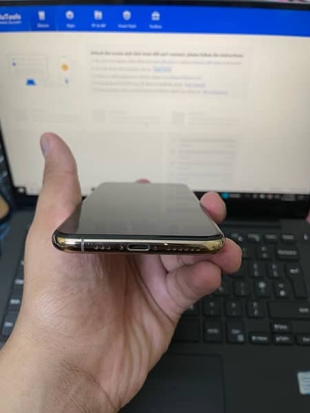 iPhone Xs 5