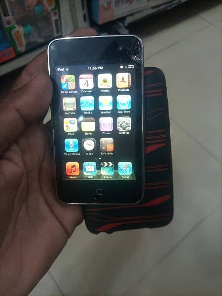 ipod 3 hai normal hai aik on hai chal rah hai. our2 daed hai 3