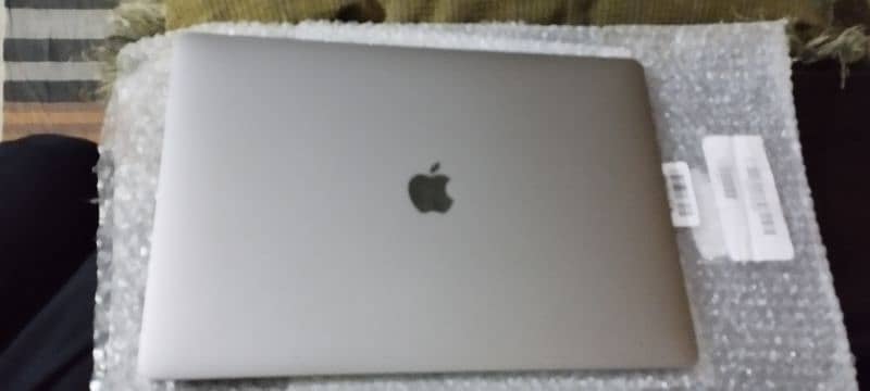 MacBook Pro 15 inches 2016 i7 1