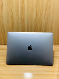 Core i7 3.10 ghz with 4gb AMD graphics Card Apple MacBook pro 15 2017