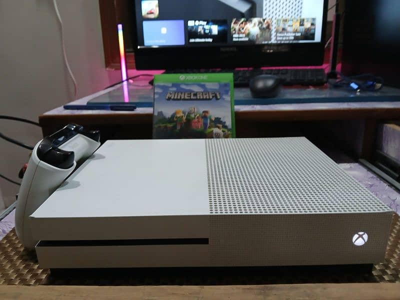 XBOX ONE S 1 Tb with minecraft cd and forzahorizan with account 3