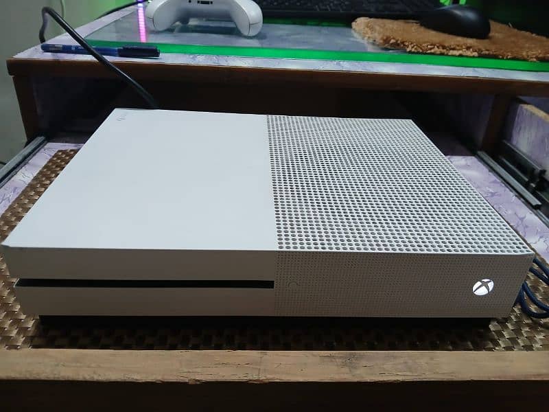 XBOX ONE S 1 Tb with minecraft cd and forzahorizan with account 7