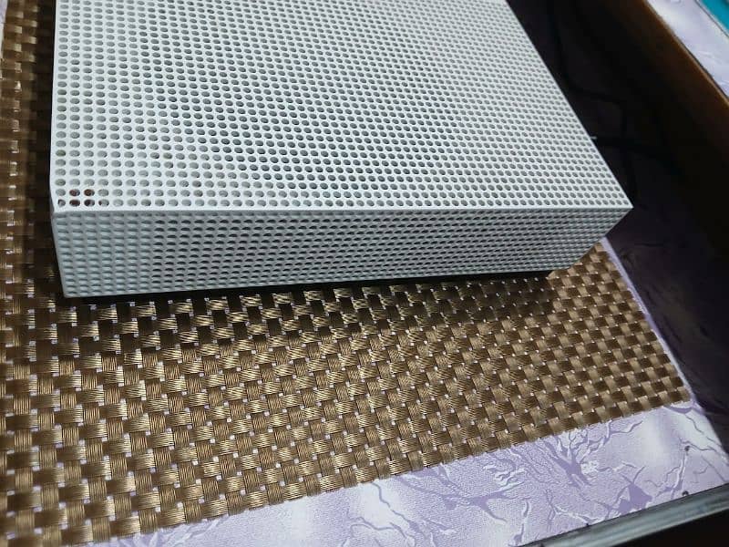 XBOX ONE S 1 Tb with minecraft cd and forzahorizan with account 9