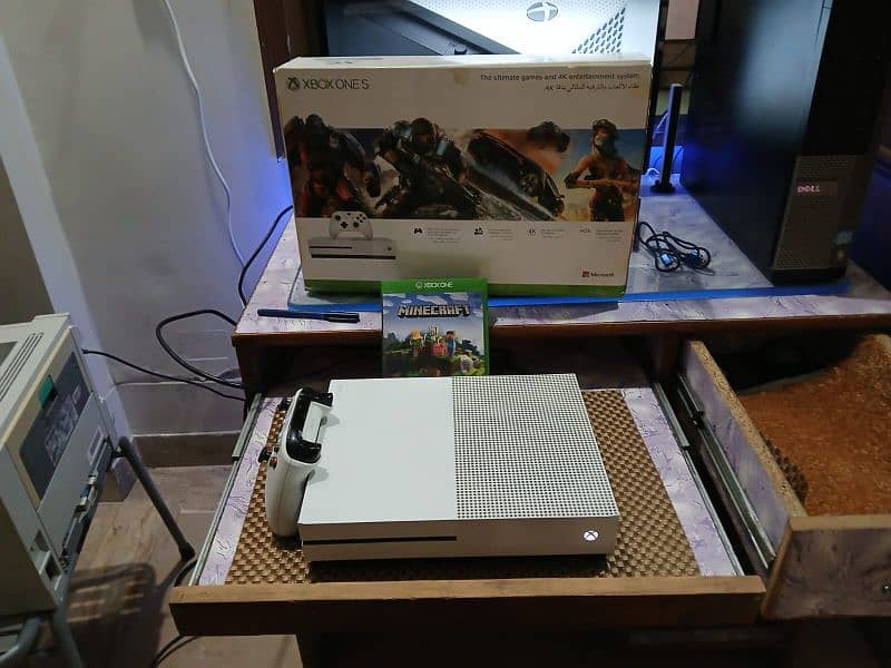 XBOX ONE S 1 Tb with minecraft cd and forzahorizan with account 12