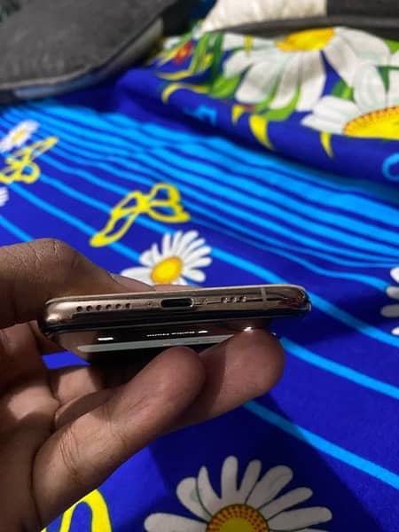 Iphone xs jv bhi ha or factory bhi ha 3