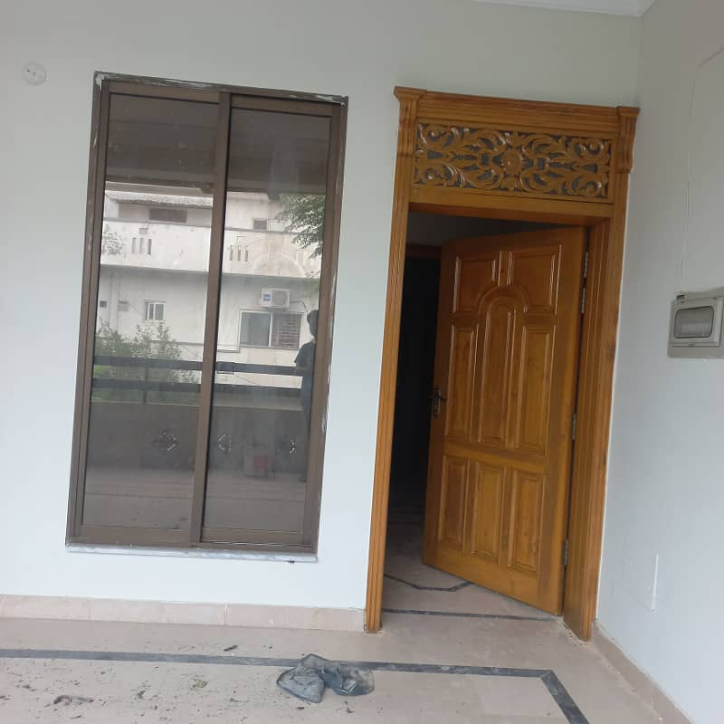 G11 FULL HOUSE FOR RENT CONER GOOD LOCTION 5