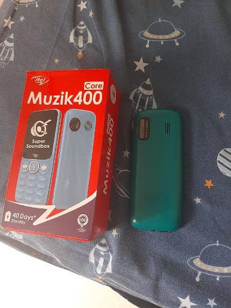 Itel very good condition box charger hand free and Set 1