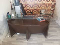 2 Office tables for sale in excellent condition location Ghauri Town 0