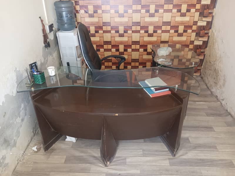 2 Office tables for sale in excellent condition location Ghauri Town 1