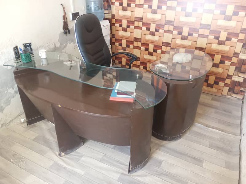 2 Office tables for sale in excellent condition location Ghauri Town 2