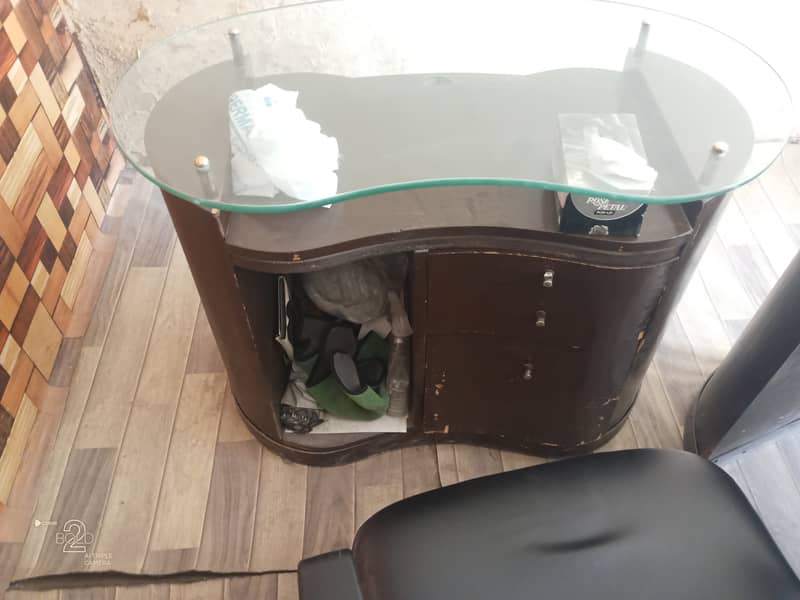 2 Office tables for sale in excellent condition location Ghauri Town 3