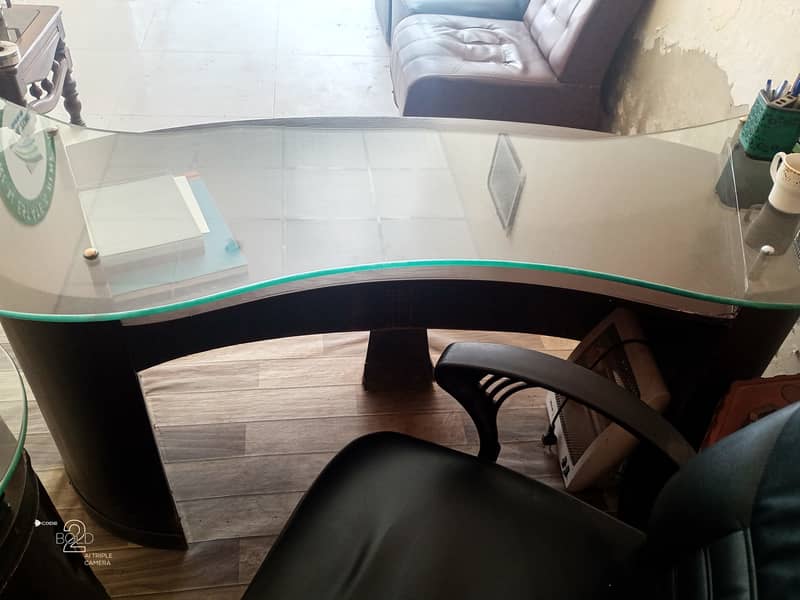 2 Office tables for sale in excellent condition location Ghauri Town 4