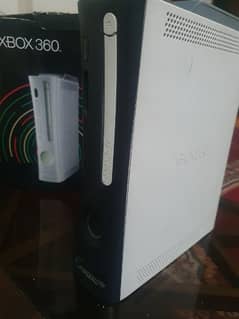 XBOX 360 WITH BOX and 2 controllers