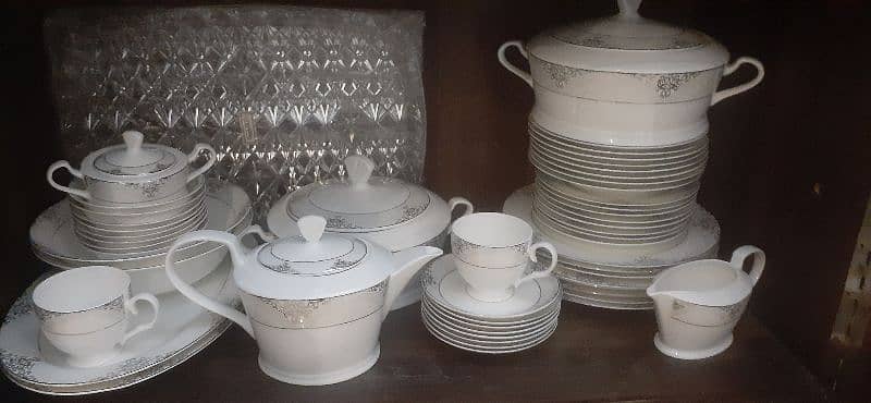 61 pieces, Dinner set and Tea set made in Korea, 1