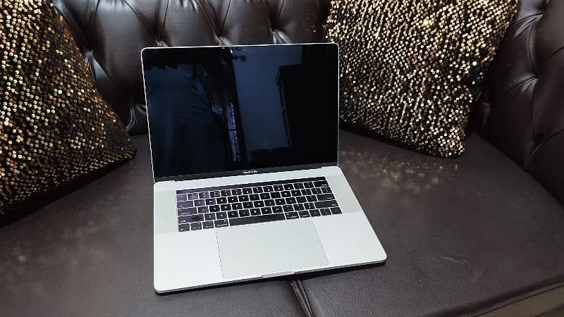 MACBOOK PRO (2017) Core i7 (16/512GB SSD) 4GB Graphics (4k Retina) 2