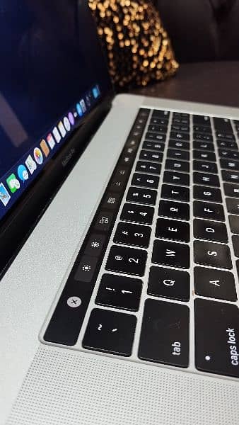 MACBOOK PRO (2017) Core i7 (16/512GB SSD) 4GB Graphics (4k Retina) 5