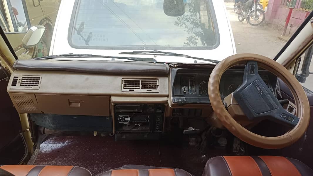 Toyota HIACE 1985 13