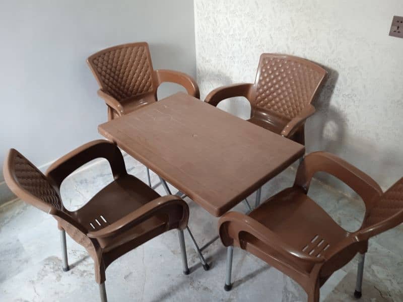 4 plastic chairs and 1 folding table 1