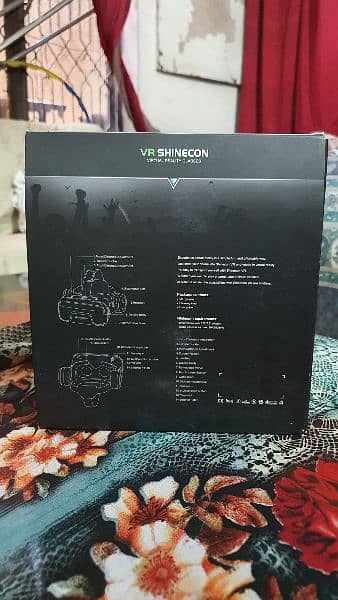 VR Shinecon Box With Headphones 2