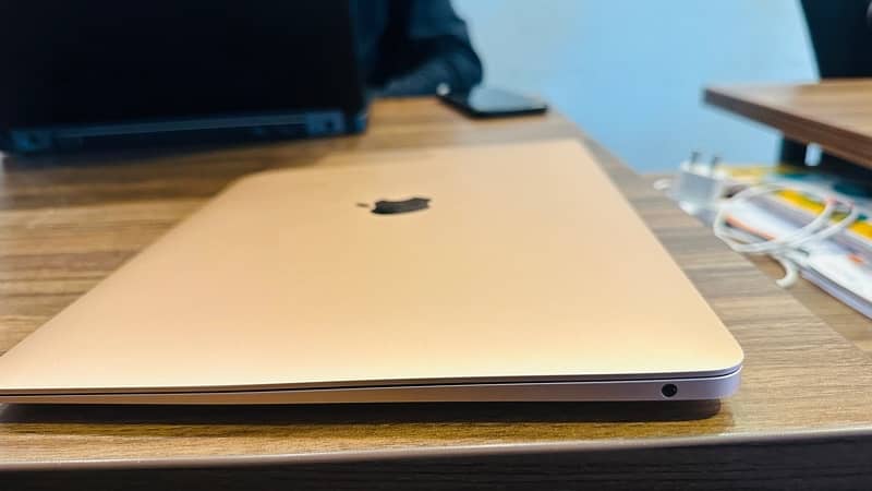 MacBook Air M1 2020( Small crack on screen) 1