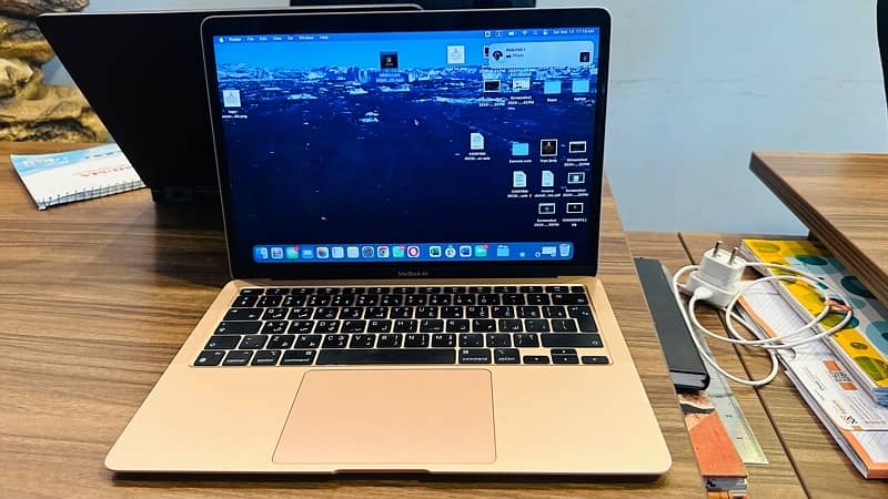 MacBook Air M1 2020( Small crack on screen) 2