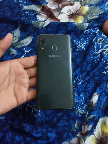 i am selling my mobile phone Samsung A 30   4gb 64gb 1