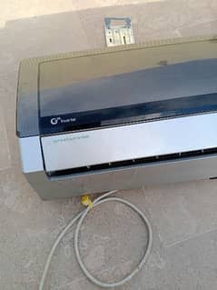 Gree INVERTER AC 1.0 ton silver colour . sirf gas leaked hai