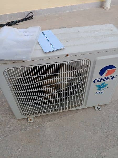 Gree INVERTER AC 1.0 ton silver colour . sirf gas leaked hai 1