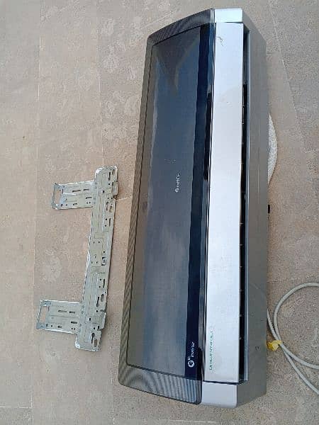 Gree INVERTER AC 1.0 ton silver colour . sirf gas leaked hai 7