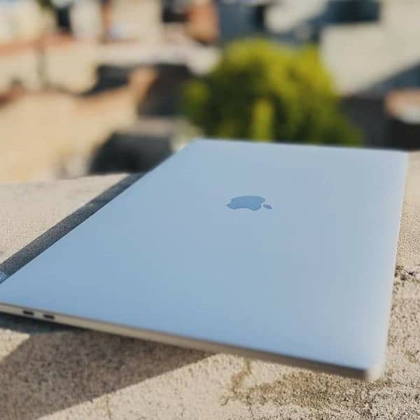 MacBook pro 16 inch 2019 i7 1