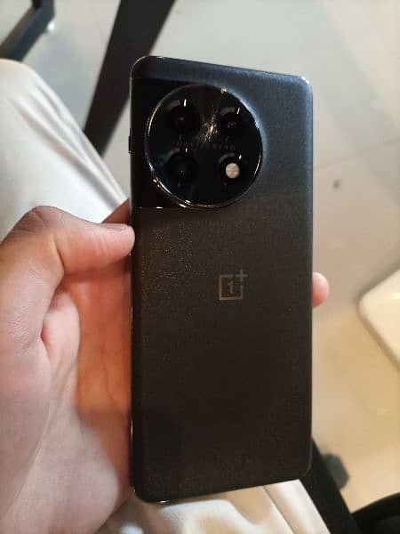 OnePlus 11 5G with box and 100 watt charger 1