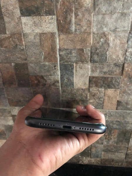 iphone 11 10/10 condition 6