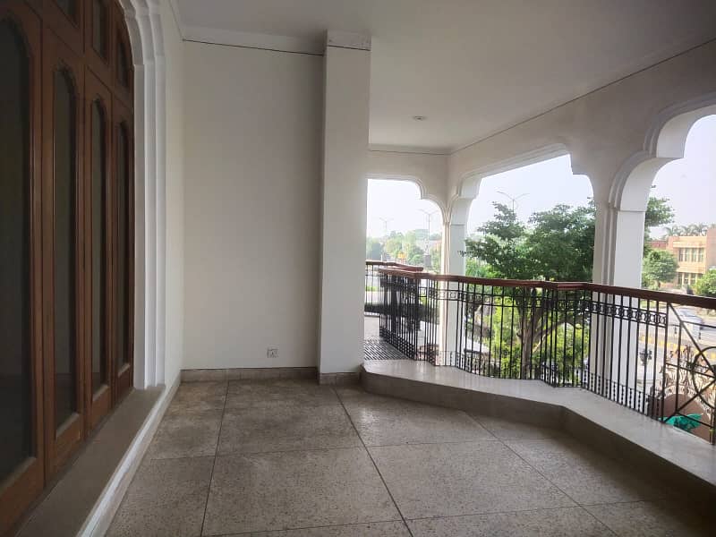 2 Kanal upper portion 3beds tv lounge drawing room separate gate Available for rent in DHA Phase 1 7