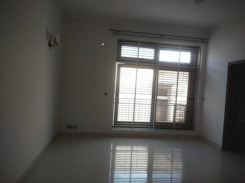 2 Kanal upper portion 3beds tv lounge drawing room separate gate Available for rent in DHA Phase 1 10