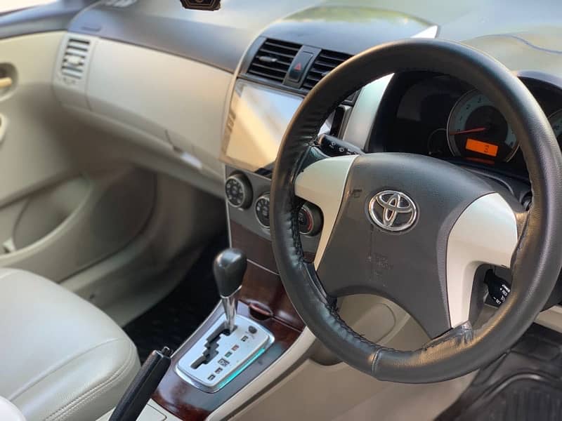 Toyota Corolla Altis 2014 cruisetronic 12