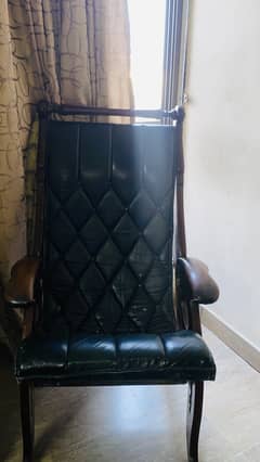 Vintage Reading and relaxing chair, wants to sell urgently 0