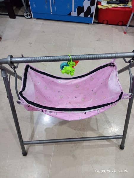 baby iron rod swing jhoola. . almost in new condition 1