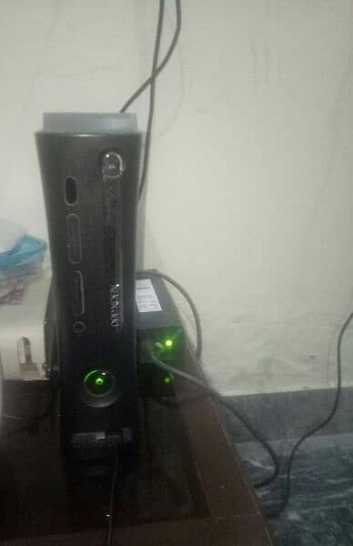 Xbox 360 320gb with one official controller condition 10/10 1