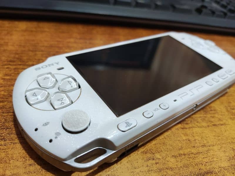 PSP(3000)Slim jailbreak 32gb 40 pre games installed 2