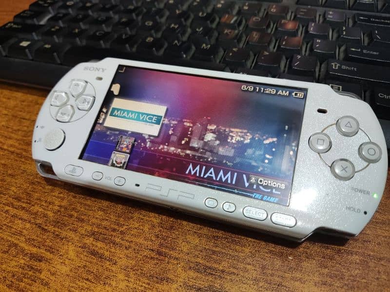 PSP(3000)Slim jailbreak 32gb 40 pre games installed 3