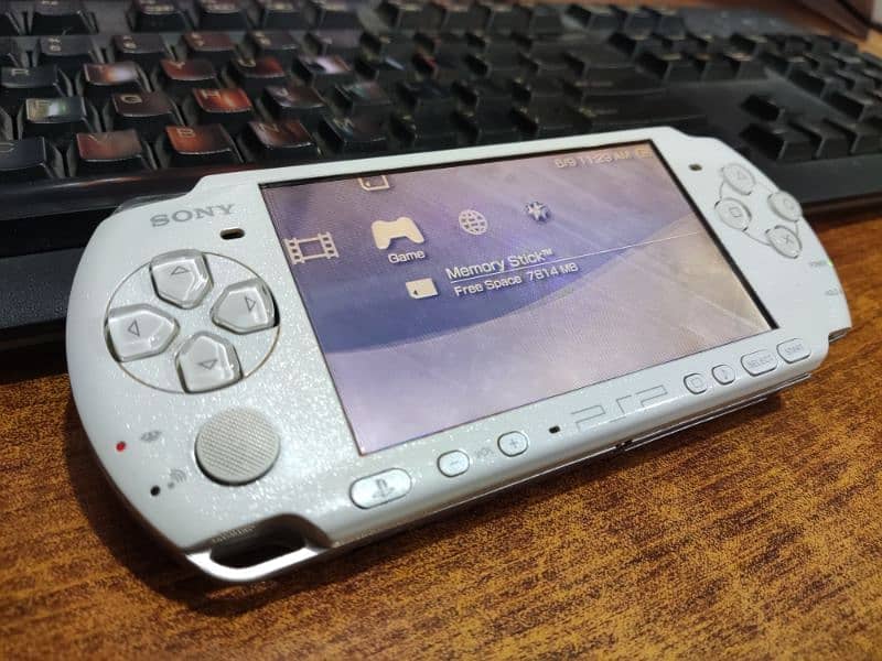 PSP(3000)Slim jailbreak 32gb 40 pre games installed 12