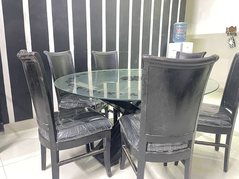 Black 6 seater round dining table 0