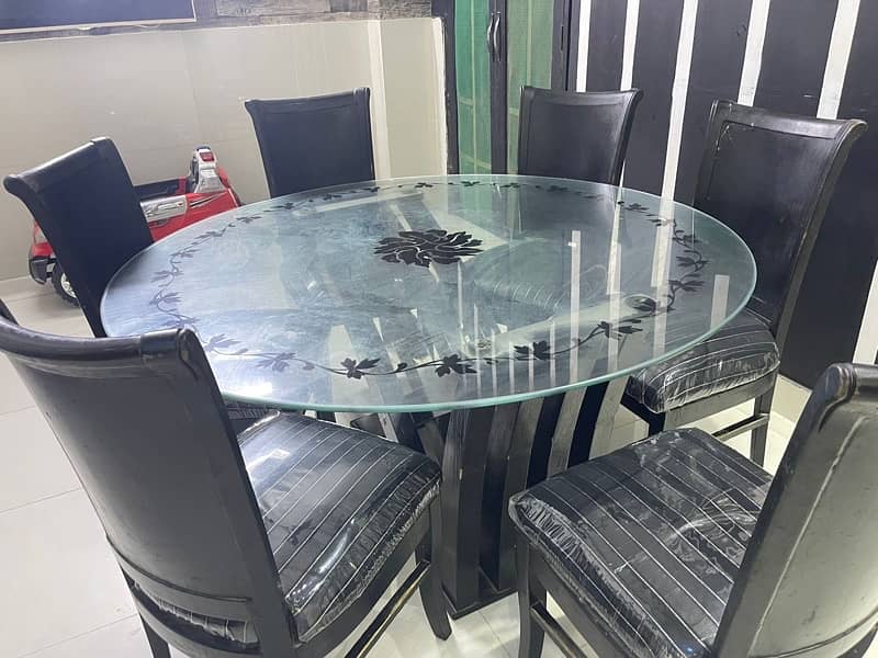 Black 6 seater round dining table 6