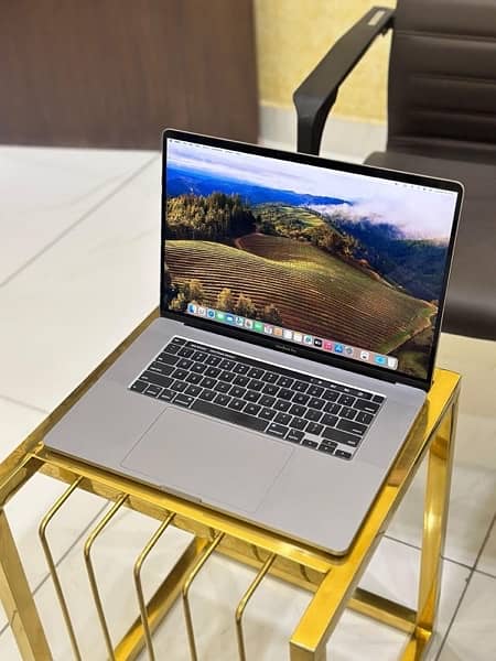 MACBOOK PRO 15.4’’ (2017) CORE I7 (16gb/500gb SSD) (4gb GPU) 1