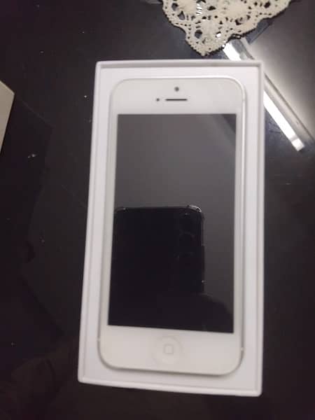 iphone 5 with box and accessories 2