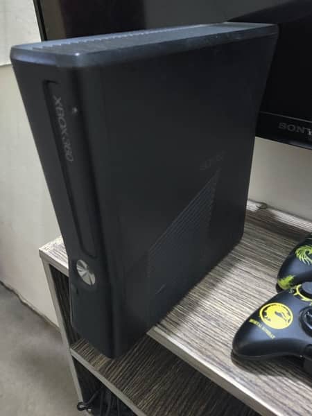 Xbox 360 with 2 controllers 1