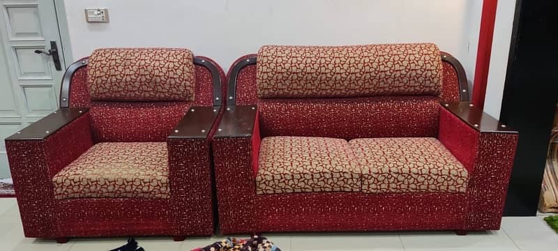 Selling this sofa set in best condition 2