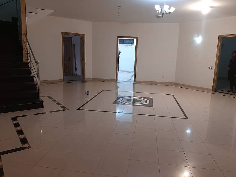 F/11 main dubel road 1000gaz seprat gate 5bed ground+baiement available for rent real piks 13